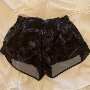 Lululemon hotty hot high rise short 2.5”
